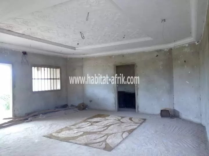 Villa semi-achevée sur presque 1/2 lot en vente à Agoè Sogbossito(Lomé-Togo)