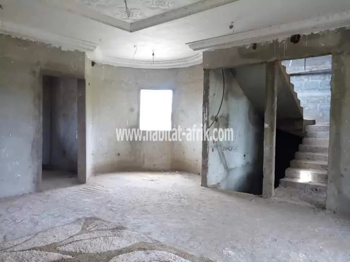 Villa semi-achevée sur presque 1/2 lot en vente à Agoè Sogbossito(Lomé-Togo)