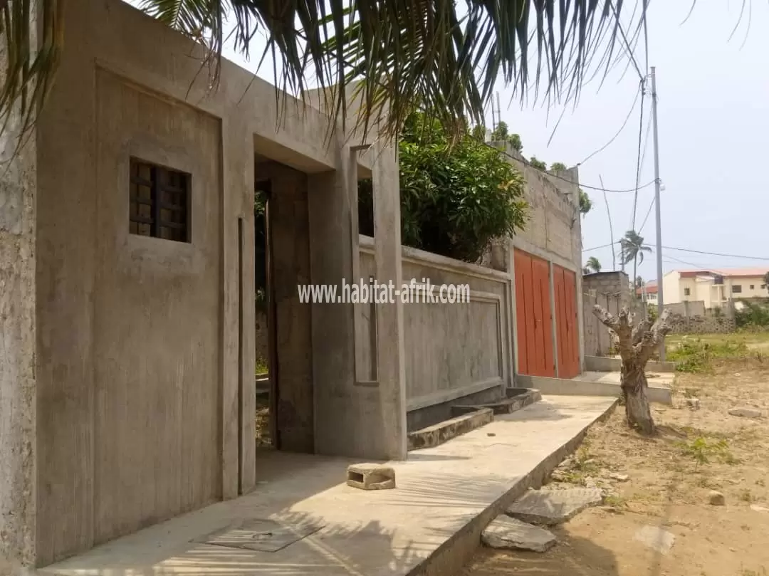 Villa inachevée dallée sur 1/2 lot à vendre à Avépozo(Togo)