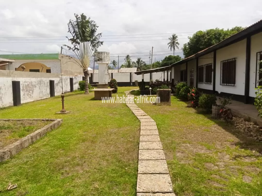 Maison sur 2 lots en vente au bord du goudron à Kpalimé(TOGO)