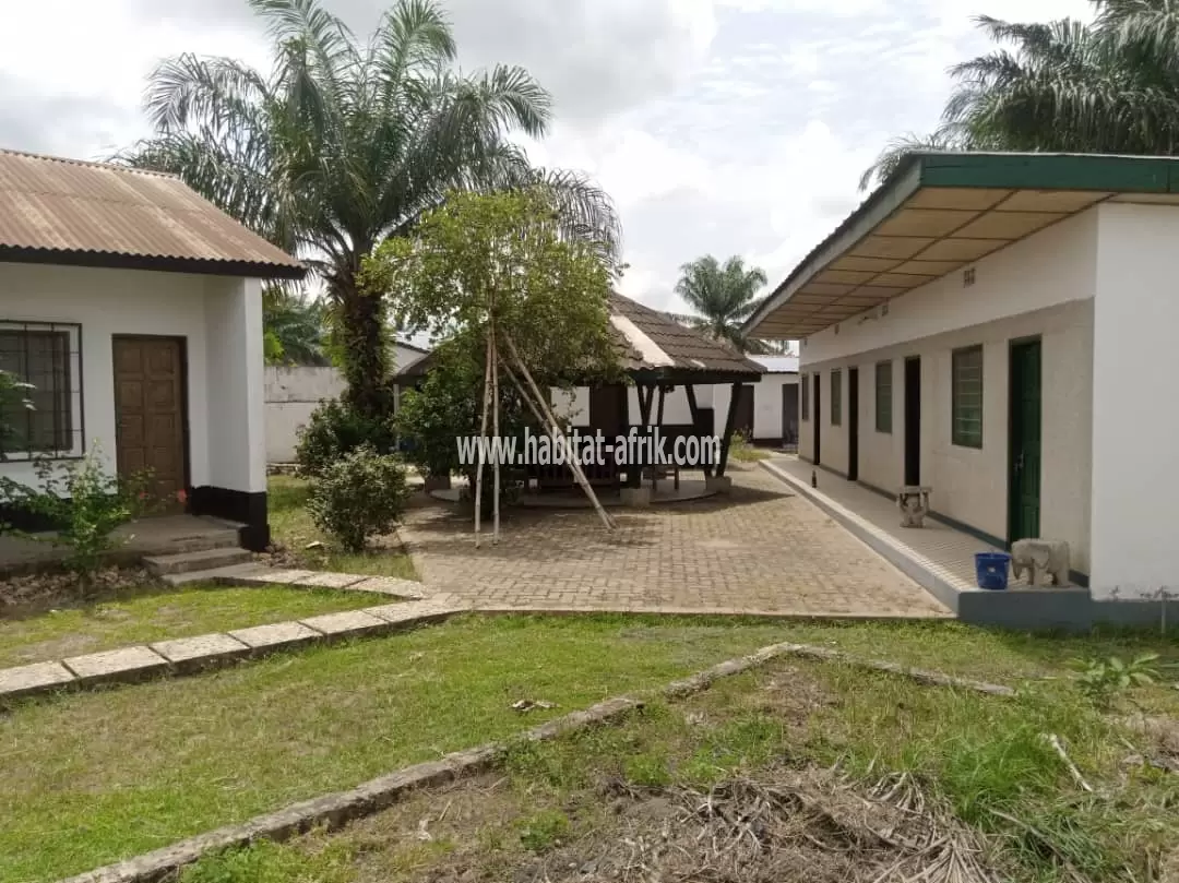 Maison sur 2 lots en vente au bord du goudron à Kpalimé(TOGO)