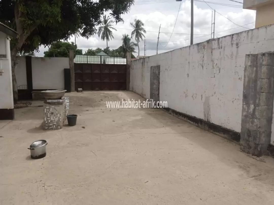 Maison sur 2 lots en vente au bord du goudron à Kpalimé(TOGO)