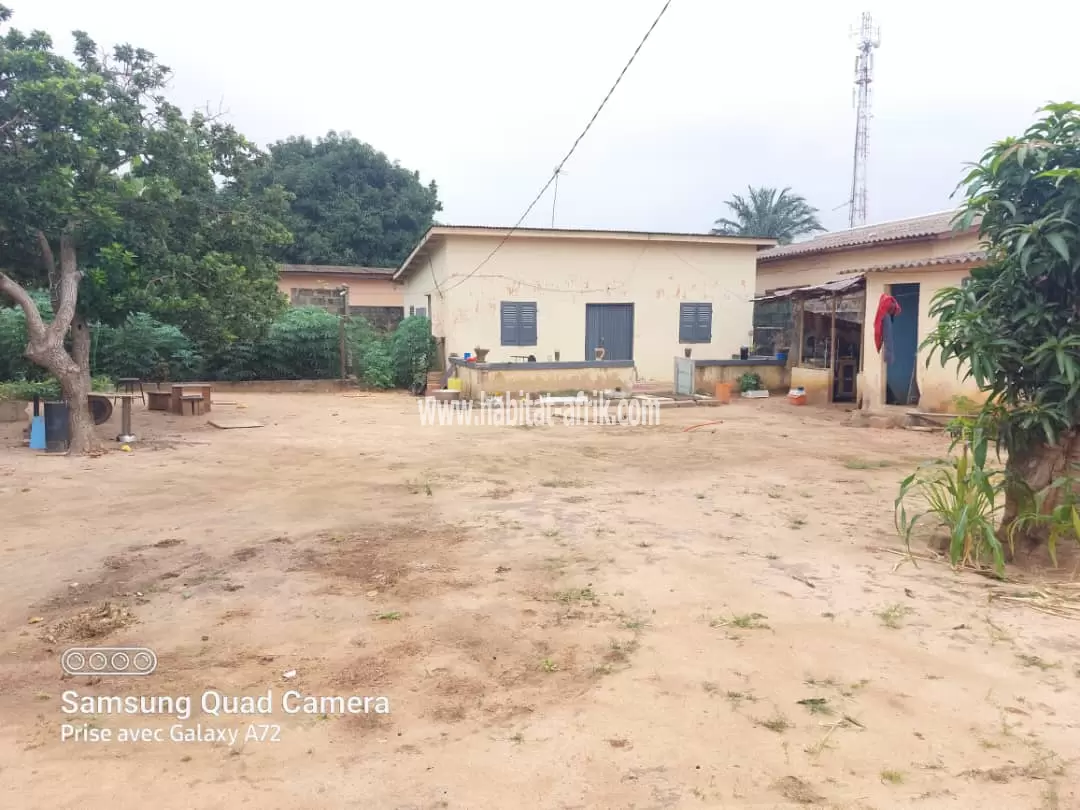 1 lot clôturé avec construction en vente à Adidogomé(Lomé-Togo)