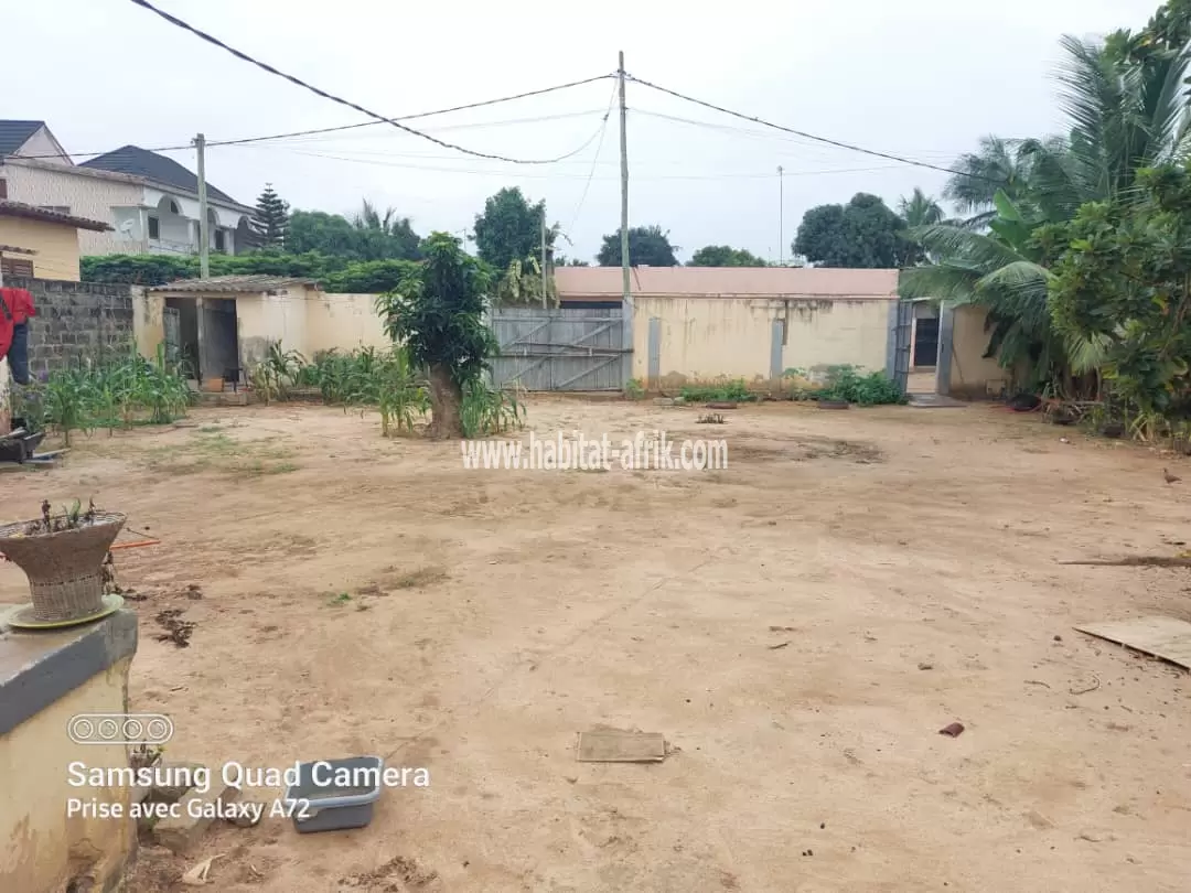 1 lot clôturé avec construction en vente à Adidogomé(Lomé-Togo)