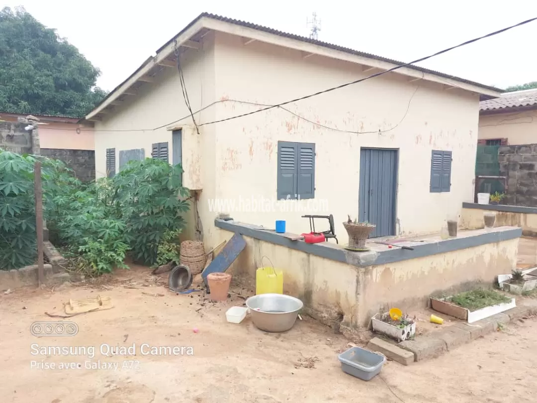 1 lot clôturé avec construction en vente à Adidogomé(Lomé-Togo)