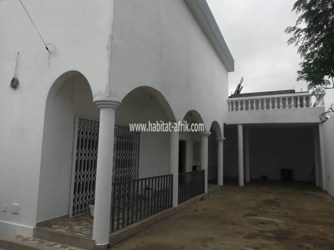 Belle et magnifique villa duplex avec piscine sur 1 lot  à vendre à Baguida(TOGO)