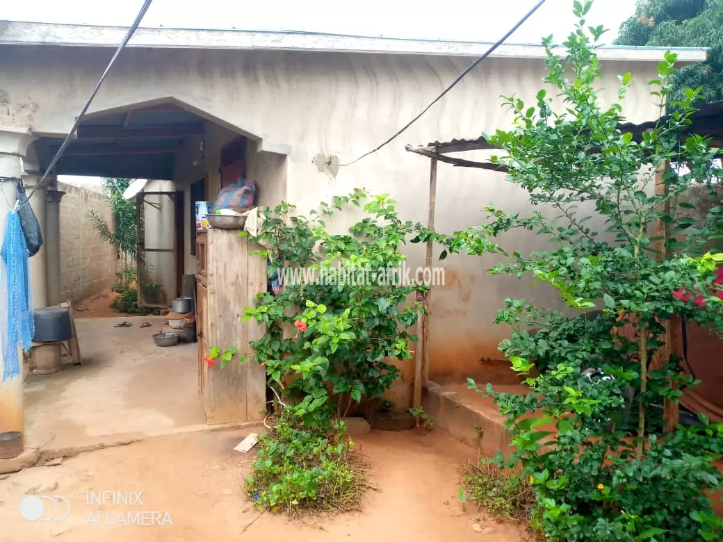 Maison sur 1/4 de lot en vente à Adidogomé Ségbé Kpodji(Lomé-Togo)