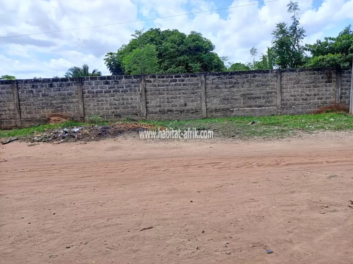 1 lot clôturé en vente au bord de la grande voie d'Adidogomé Yokoè(Lomé-Togo) 