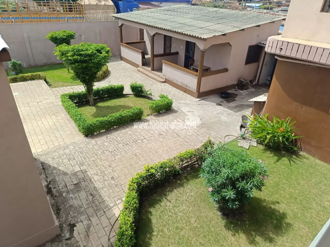 Villa duplex sur 1 lot à vendre à Akodessewa ou Bè-Kpota(Lomé-Togo)