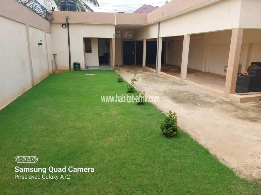 Belle villa avec jardin sur 1/2 lot en vente à Agoè Kossighan(Lomé-Togo)