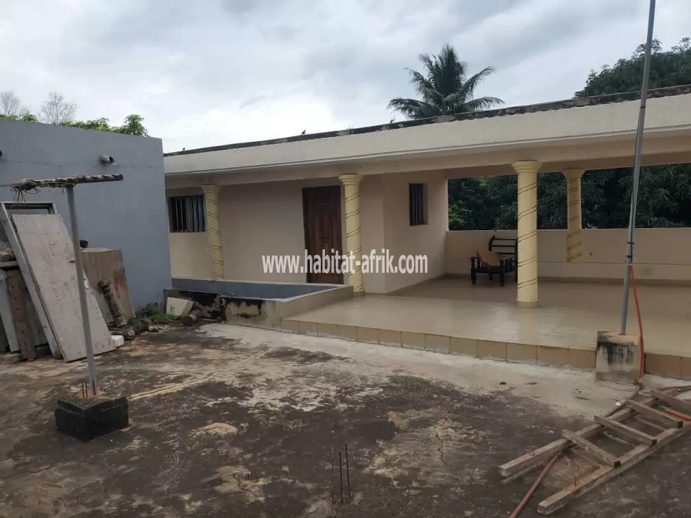 Villa à étage sur 3/4 de lot carré à vendre à Agoè au bord du goudron(Lomé-Togo)