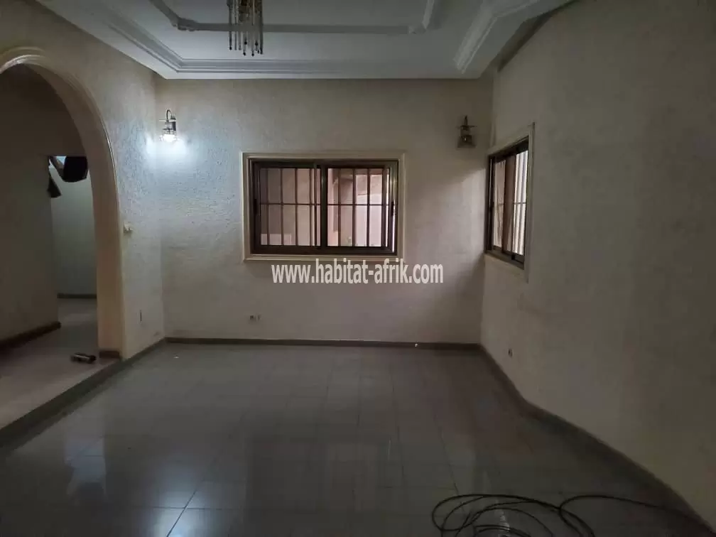 Villa à étage sur 3/4 de lot carré à vendre à Agoè au bord du goudron(Lomé-Togo)