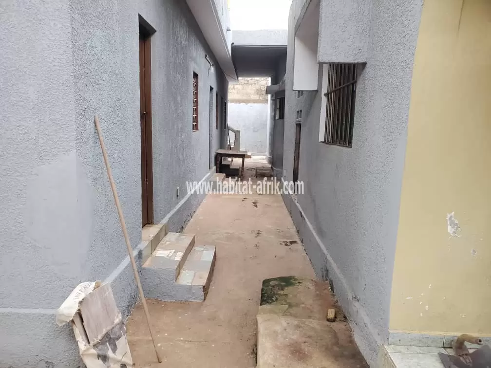 Villa à étage sur 3/4 de lot carré à vendre à Agoè au bord du goudron(Lomé-Togo)