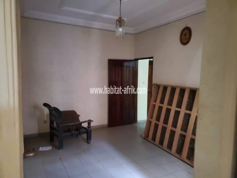 Villa à étage sur 3/4 de lot carré à vendre à Agoè au bord du goudron(Lomé-Togo)