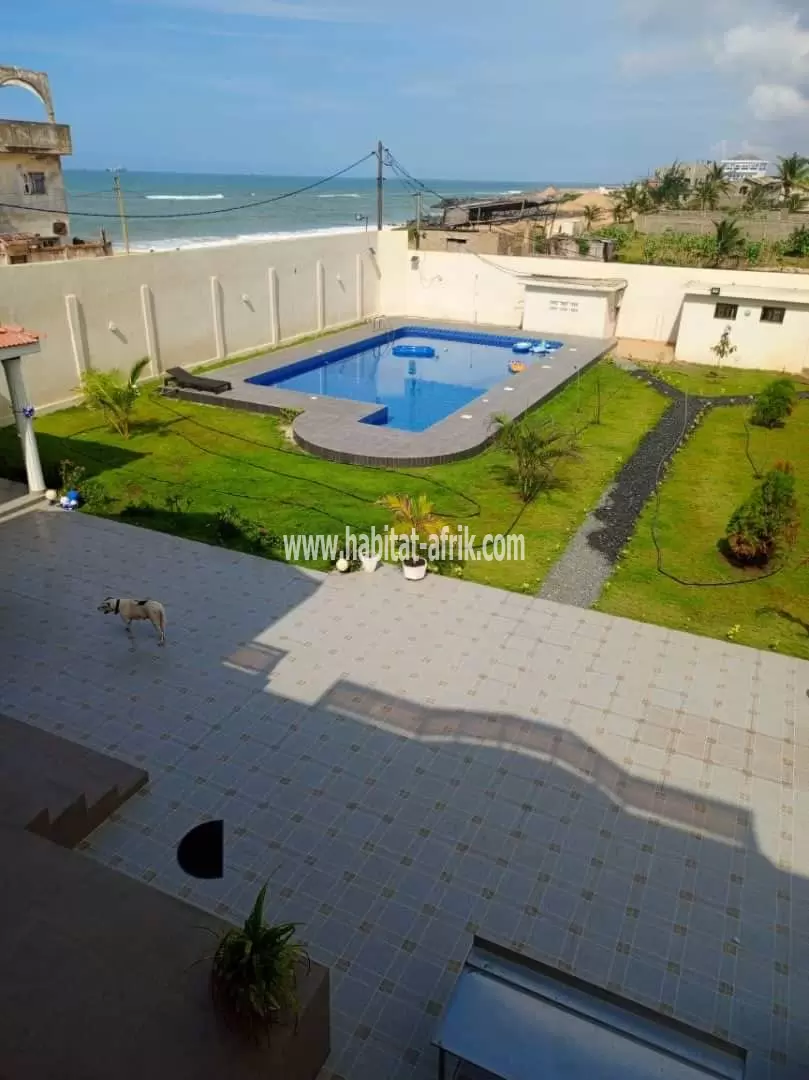 Sublime villa avec piscine bâtie sur 2,5 lots en vente à Baguida côté plage(TOGO) collés