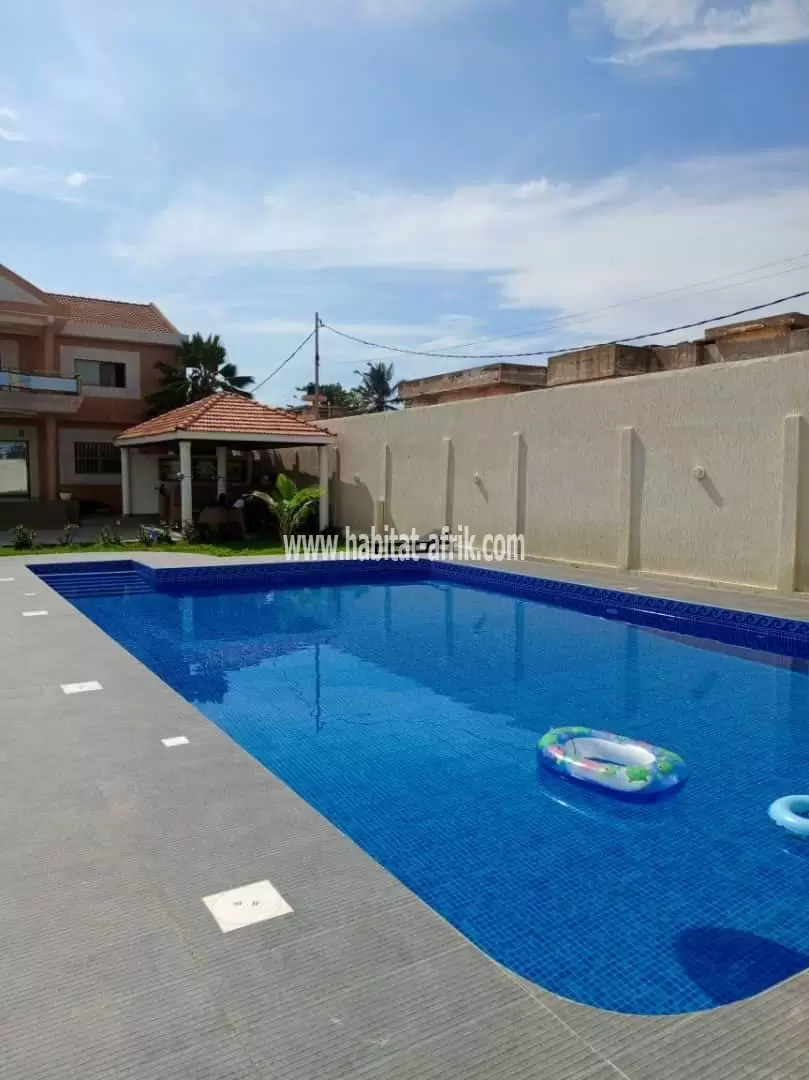 Sublime villa avec piscine bâtie sur 2,5 lots en vente à Baguida côté plage(TOGO) collés