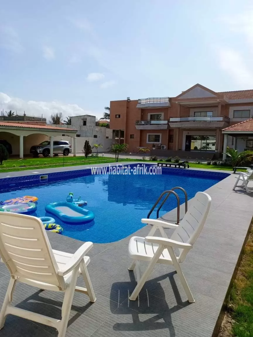 Sublime villa avec piscine bâtie sur 2,5 lots en vente à Baguida côté plage(TOGO) collés