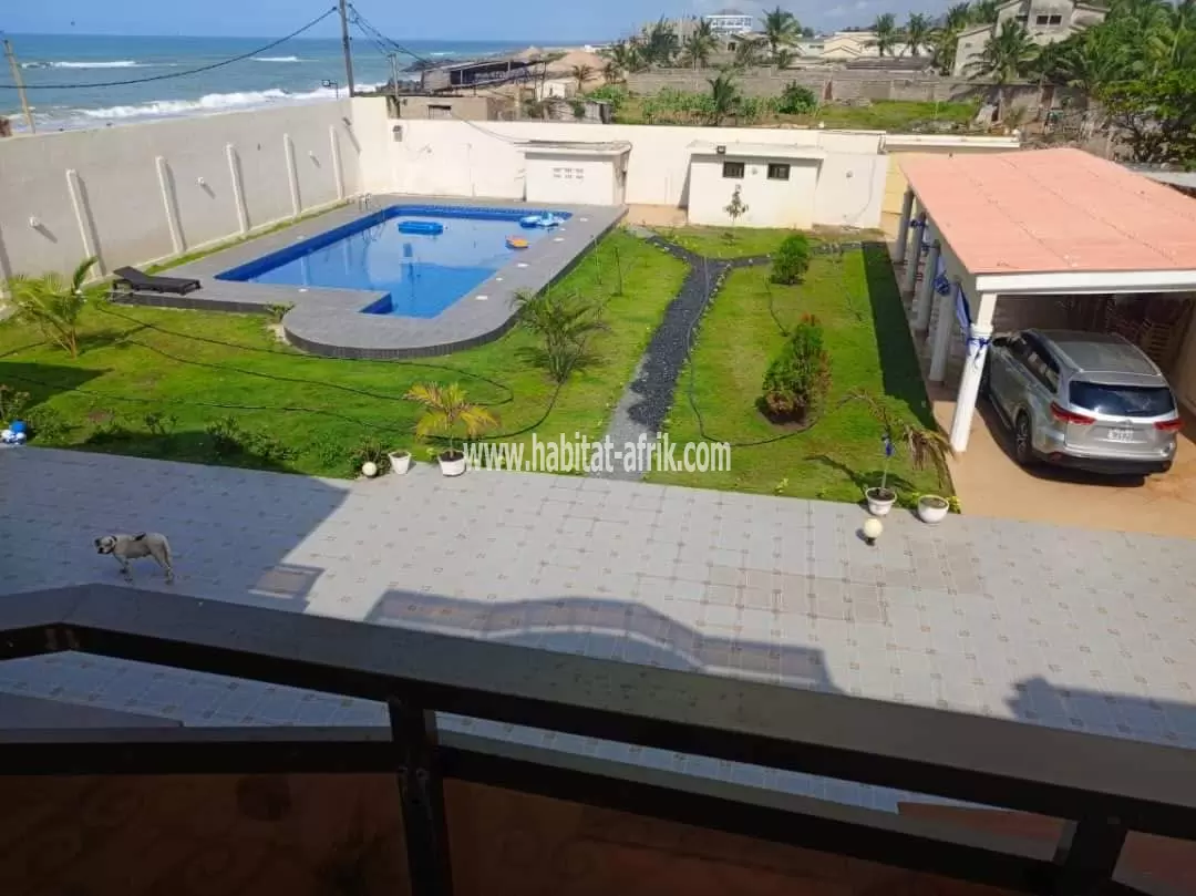 Sublime villa avec piscine bâtie sur 2,5 lots en vente à Baguida côté plage(TOGO) collés