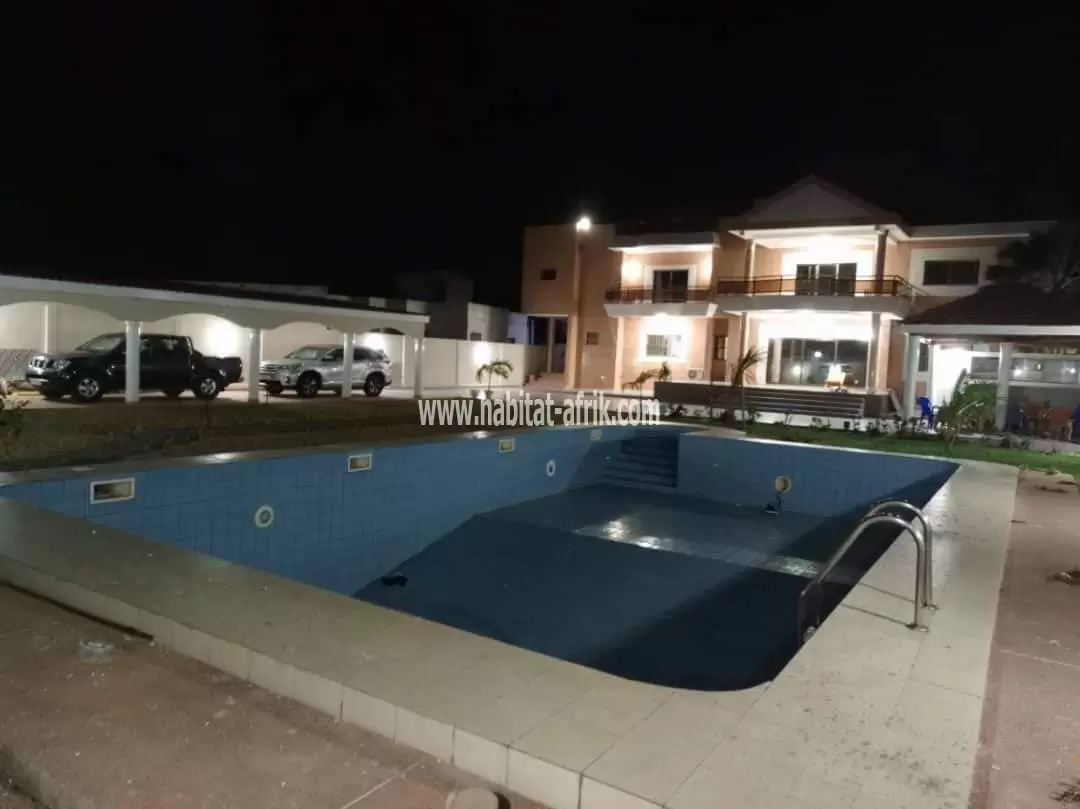 Sublime villa avec piscine bâtie sur 2,5 lots en vente à Baguida côté plage(TOGO) collés