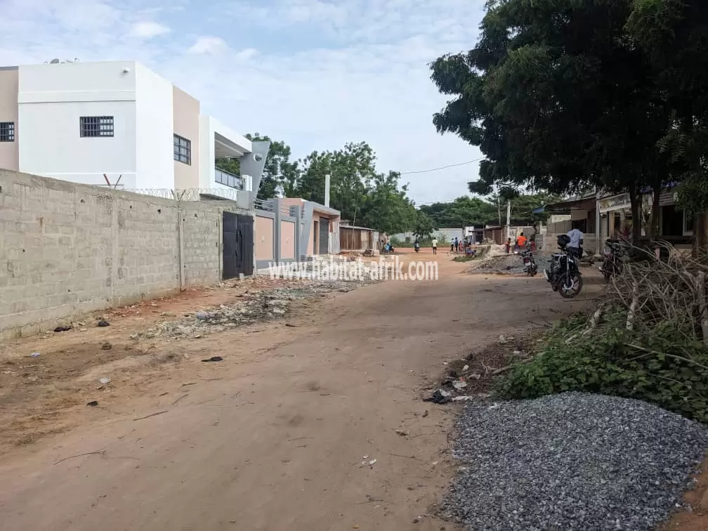 2 lots collés en vente à Bè Klikamé derrière la clôture du Campus(Lomé