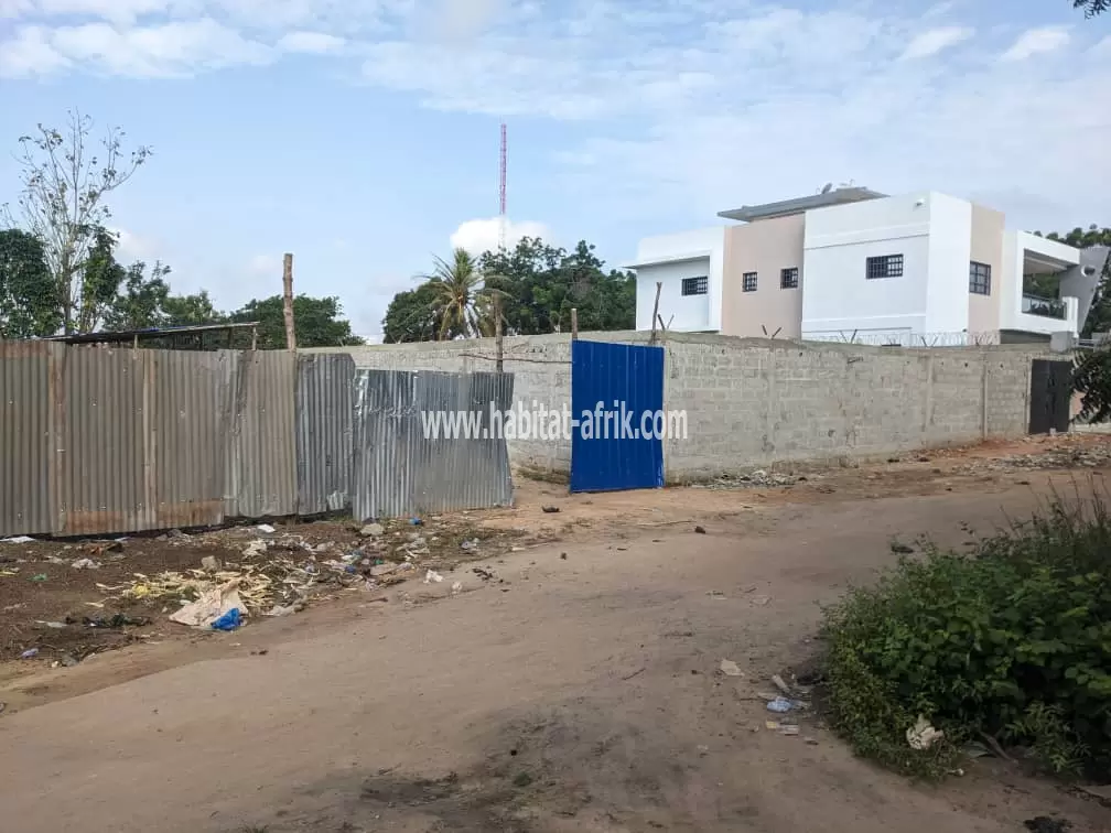 2 lots collés en vente à Bè Klikamé derrière la clôture du Campus(Lomé