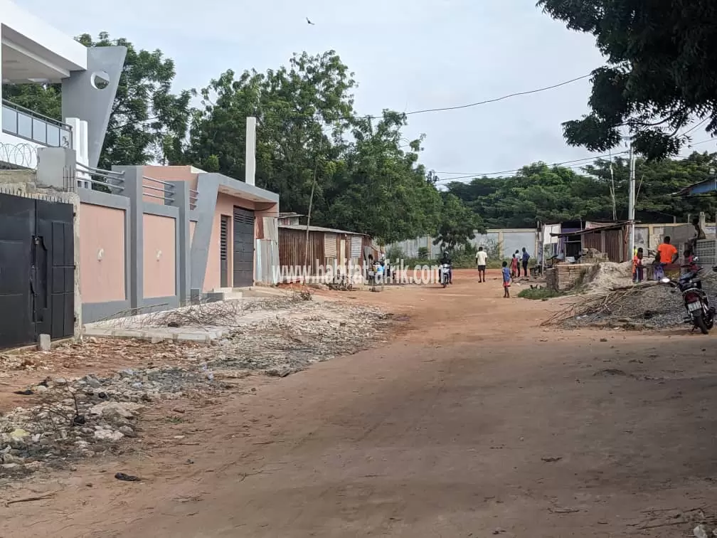 2 lots collés en vente à Bè Klikamé derrière la clôture du Campus(Lomé