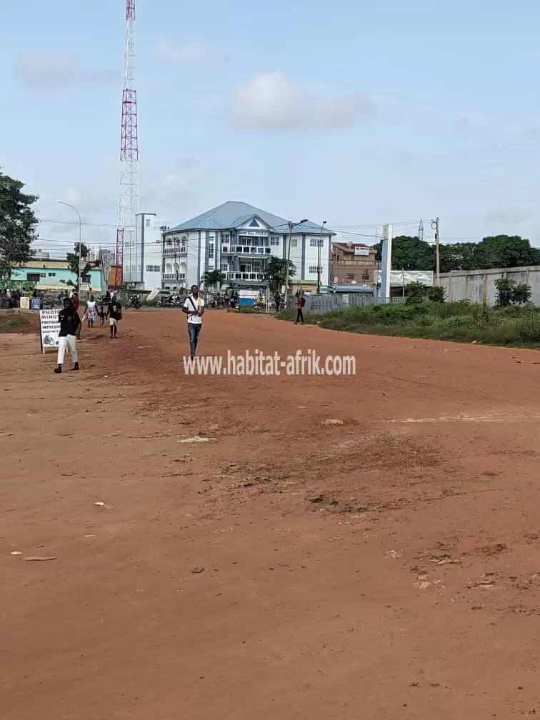 2 lots collés en vente à Bè Klikamé derrière la clôture du Campus(Lomé