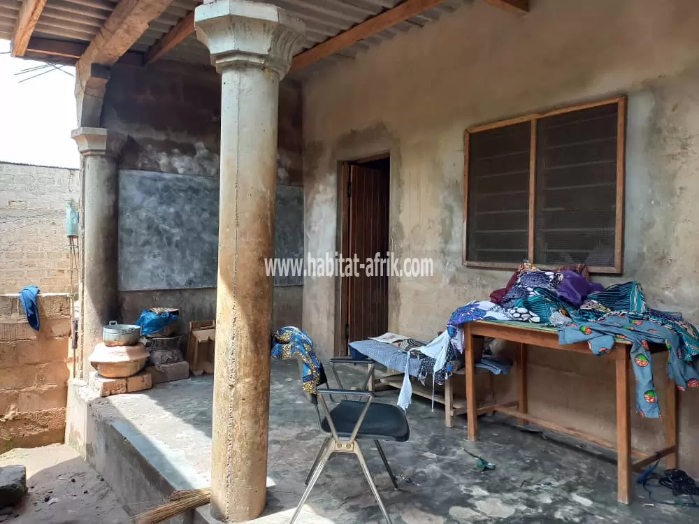 Villa inachevée sur 1/2 lot à vendre à Agoè Légbassito(Lomé-Togo)