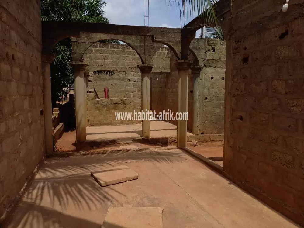 Villa inachevée sur 1/2 lot à vendre à Agoè Légbassito(Lomé-Togo)