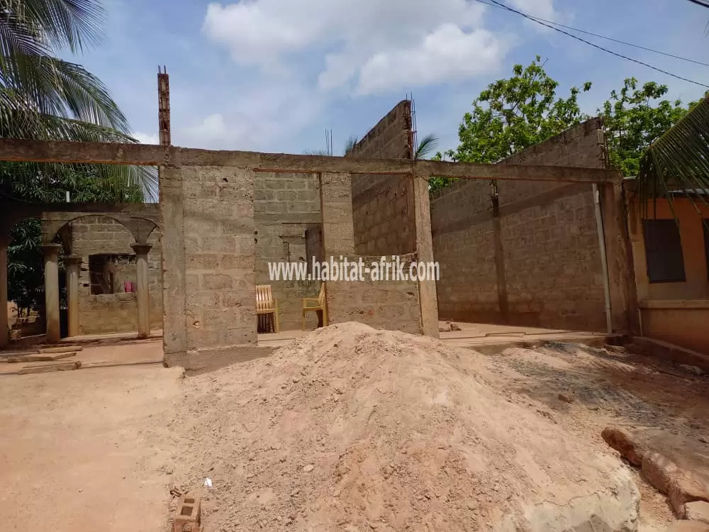 Villa inachevée sur 1/2 lot à vendre à Agoè Légbassito(Lomé-Togo)