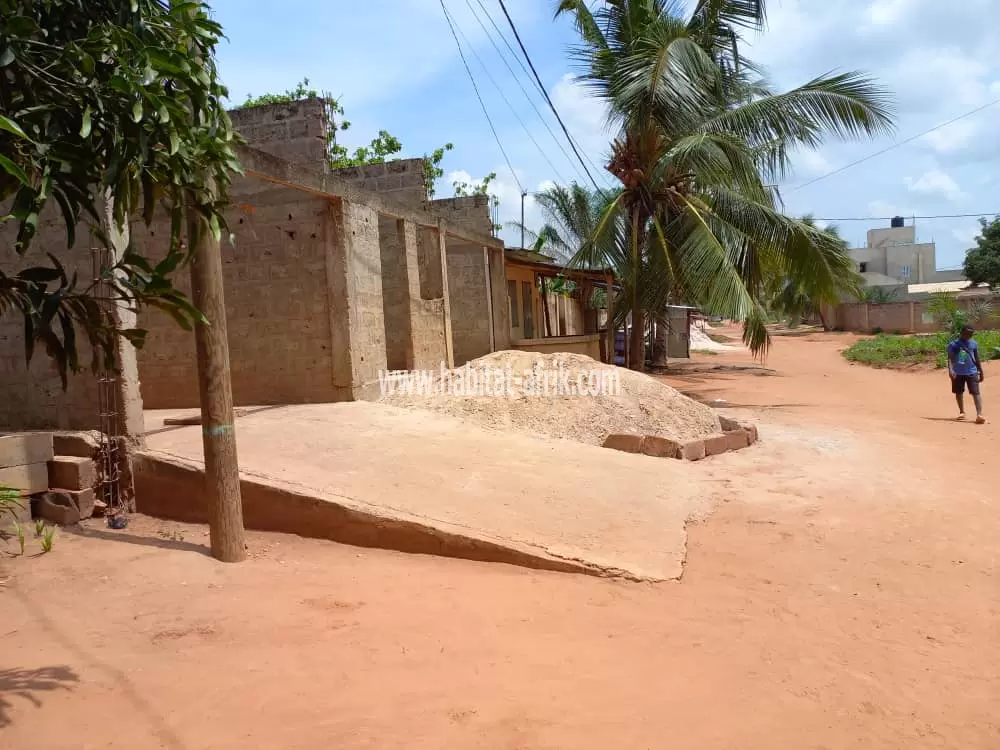 Villa inachevée sur 1/2 lot à vendre à Agoè Légbassito(Lomé-Togo)