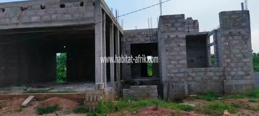 Villa inachevée dallée sur 1 lot à brader à Akato Viépé(Lomé-Togo)