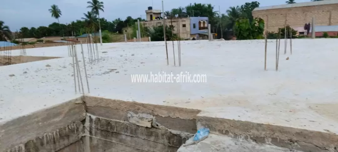 Villa inachevée dallée sur 1 lot à brader à Akato Viépé(Lomé-Togo)