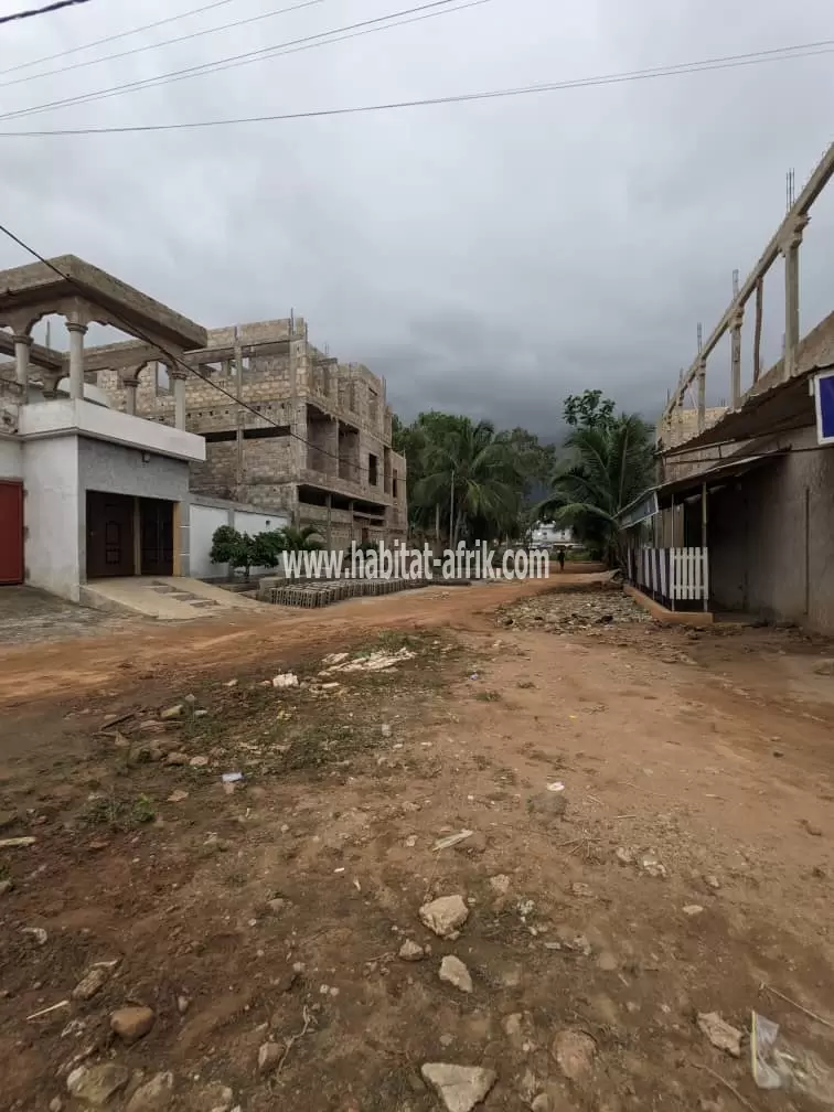 Terrain clôturé de 1 lot avec 2 pièces dallées inachevée à vendre à Zanguéra(Lomé-Togo)