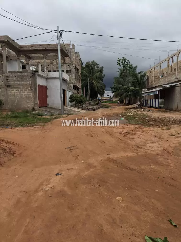 Terrain clôturé de 1 lot avec 2 pièces dallées inachevée à vendre à Zanguéra(Lomé-Togo)