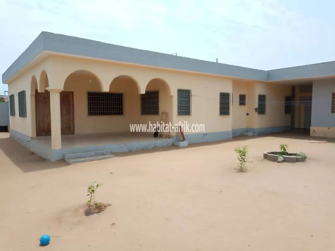 Belle villa sur presque 1 lot en angle rue en vente à Avépozo(TOGO)