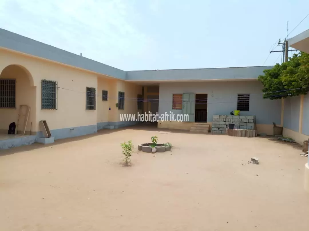 Belle villa sur presque 1 lot en angle rue en vente à Avépozo(TOGO)