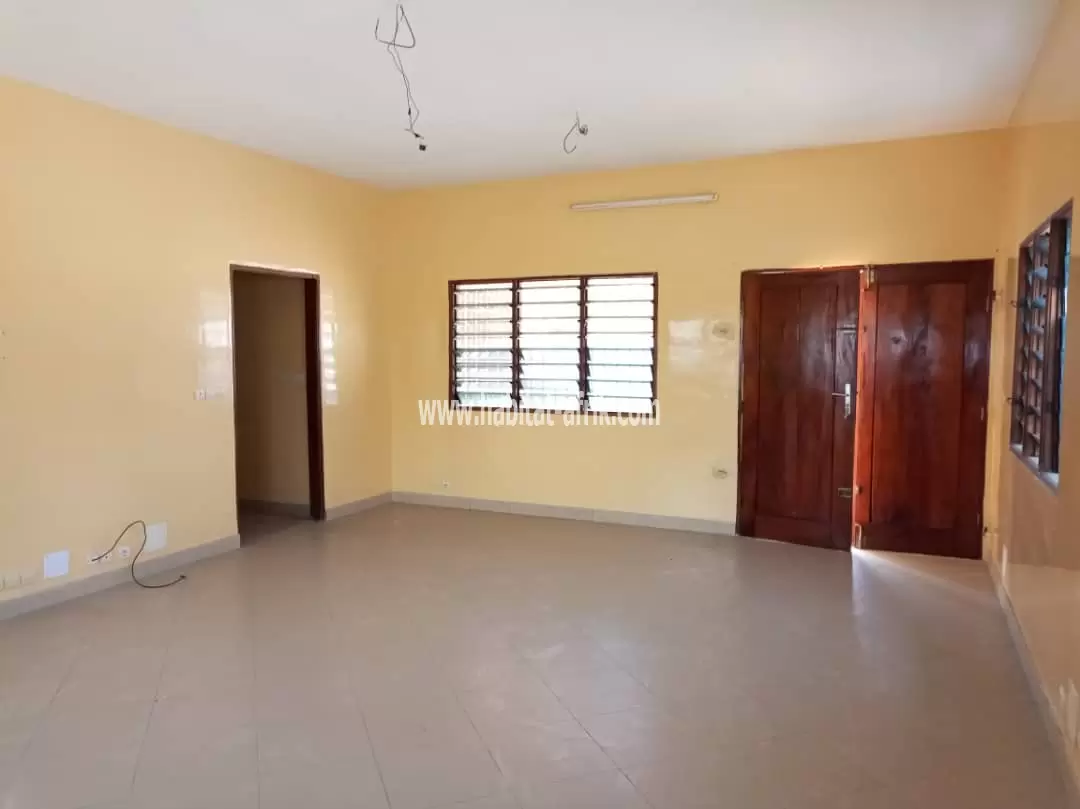 Belle villa sur presque 1 lot en angle rue en vente à Avépozo(TOGO)