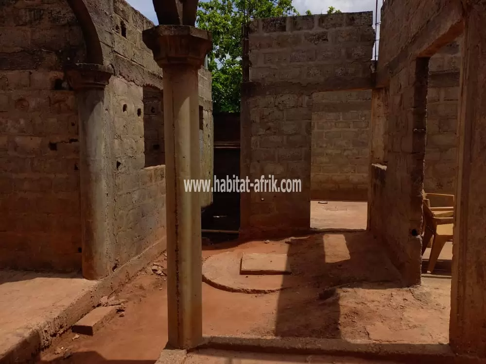 Villa inachevée sur 1/2 lot en vente à Agoè Légbassito(Lomé-Togo)