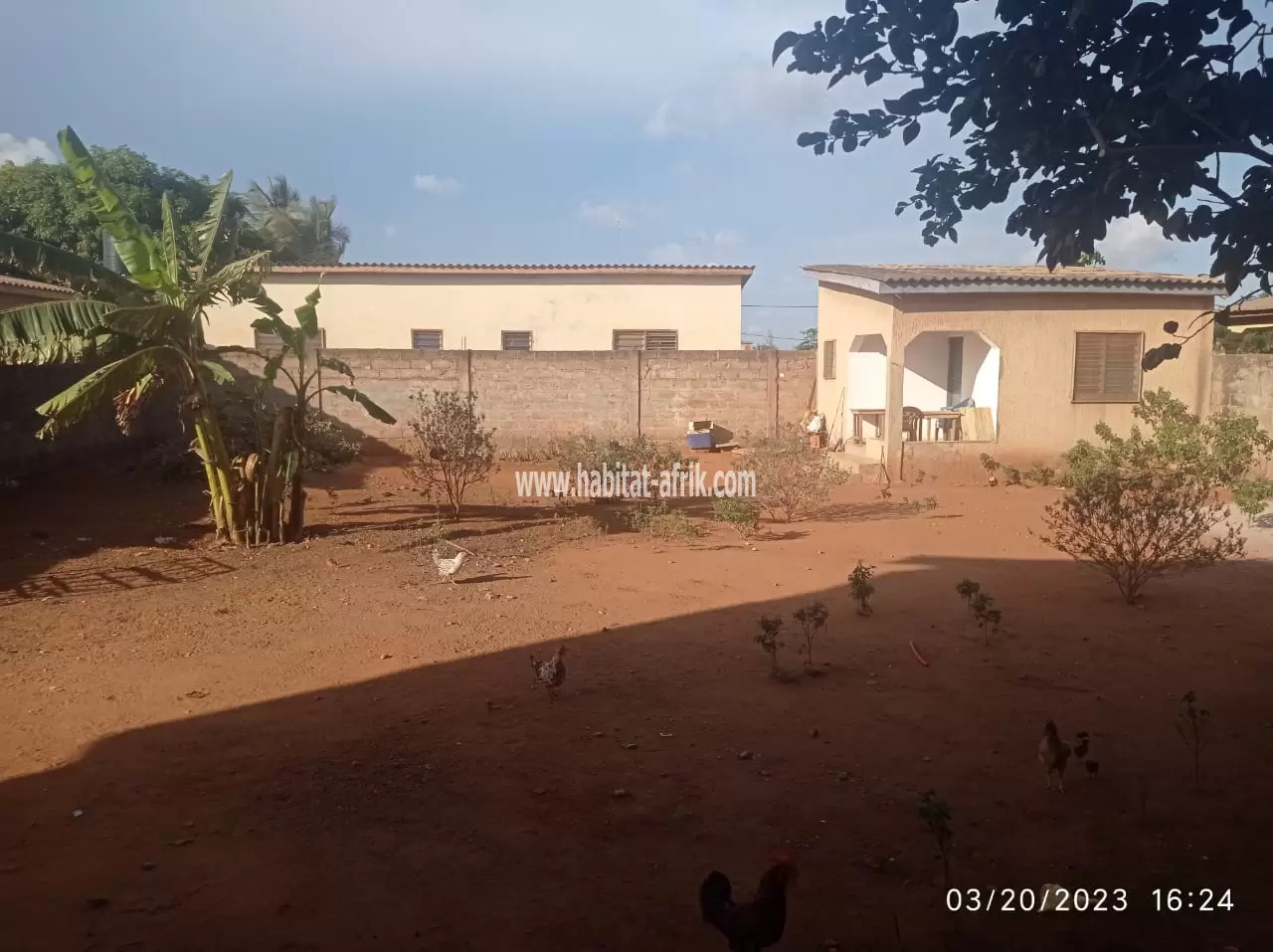 Maison à étage sur 1 lot en vente à Adidogomé Ségbé(Lomé-Togo)