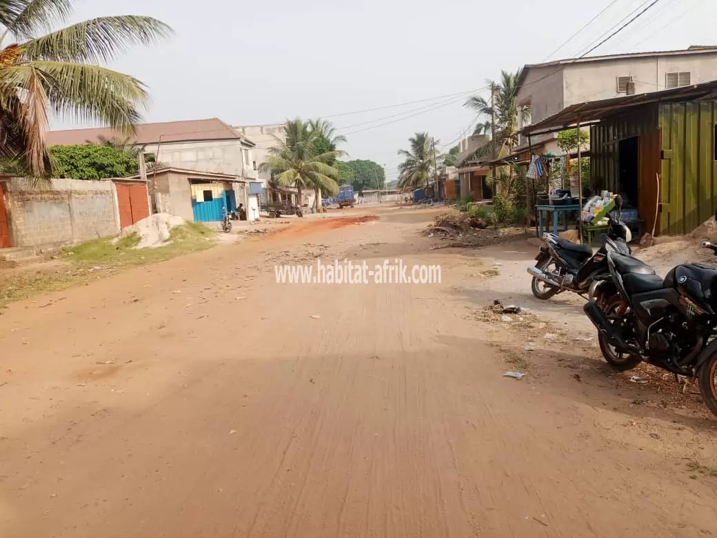 1/2 lot clôturé bien situé en vente à Adidogomé Sagbado(Lomé-Togo)