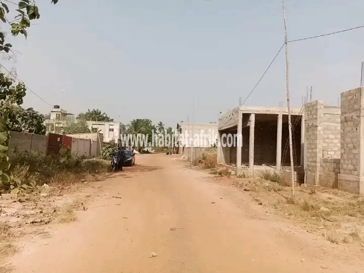 Villa inachevée bien dallée sur 1 lot avec briques, gravier et sable à brader à Akato Viépé(Lomé-Togo)