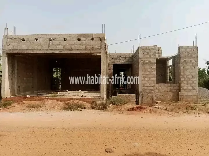 Villa inachevée bien dallée sur 1 lot avec briques, gravier et sable à brader à Akato Viépé(Lomé-Togo)