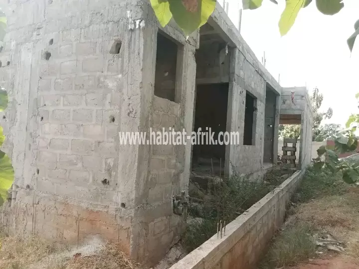 Villa inachevée bien dallée sur 1 lot avec briques, gravier et sable à brader à Akato Viépé(Lomé-Togo)