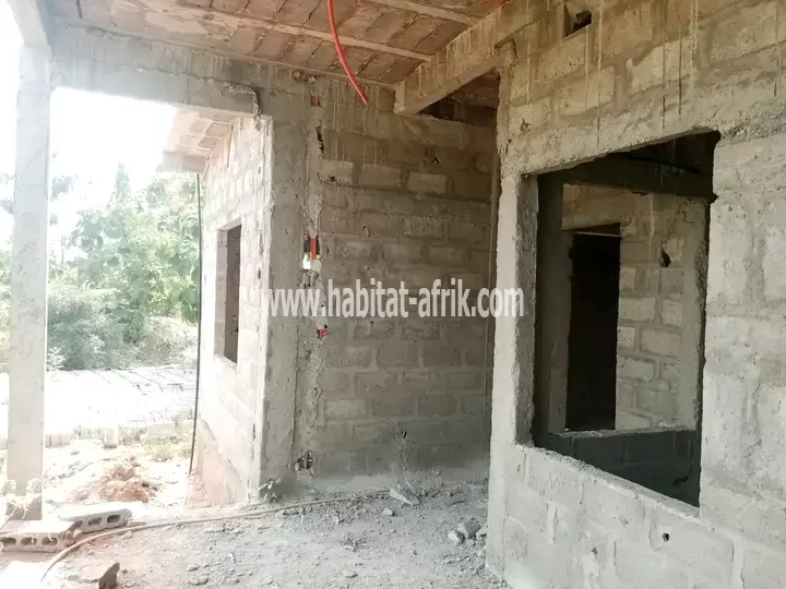 Villa inachevée bien dallée sur 1 lot avec briques, gravier et sable à brader à Akato Viépé(Lomé-Togo)