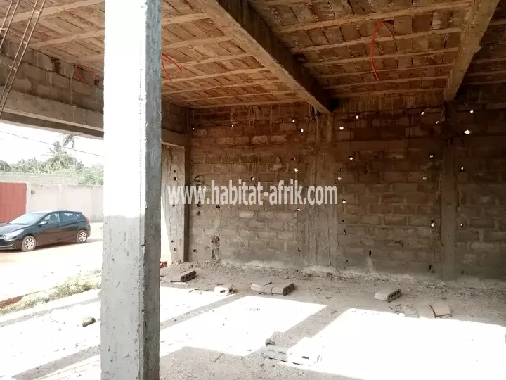Villa inachevée bien dallée sur 1 lot avec briques, gravier et sable à brader à Akato Viépé(Lomé-Togo)