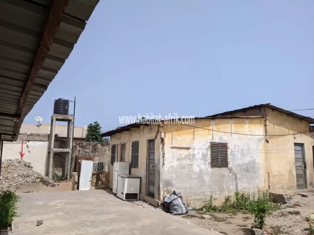 1/2 lot déduit d'une maison sur 1 lot en vente à Nyékonakpoè(Lomé-Togo)