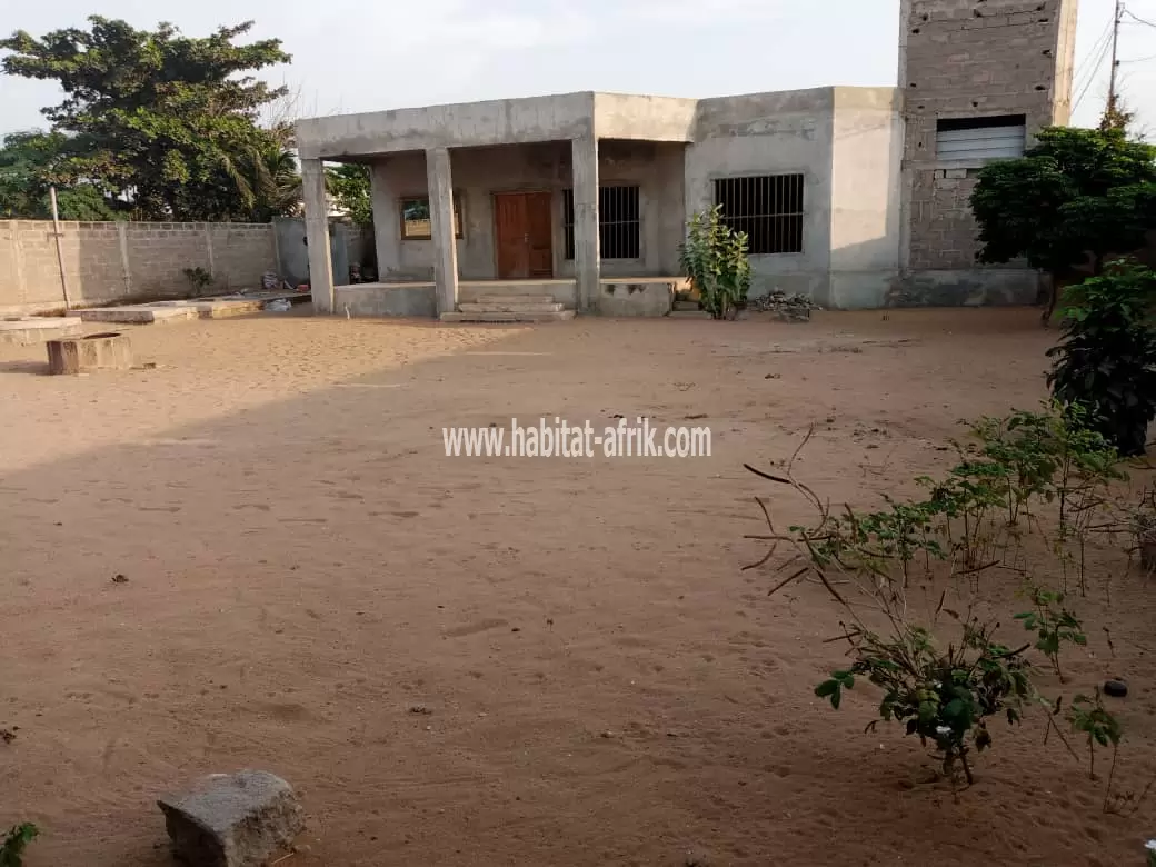 1,5 lots clôturé avec villa en finition à vendre au bord du goudron à Baguida(TOGO)