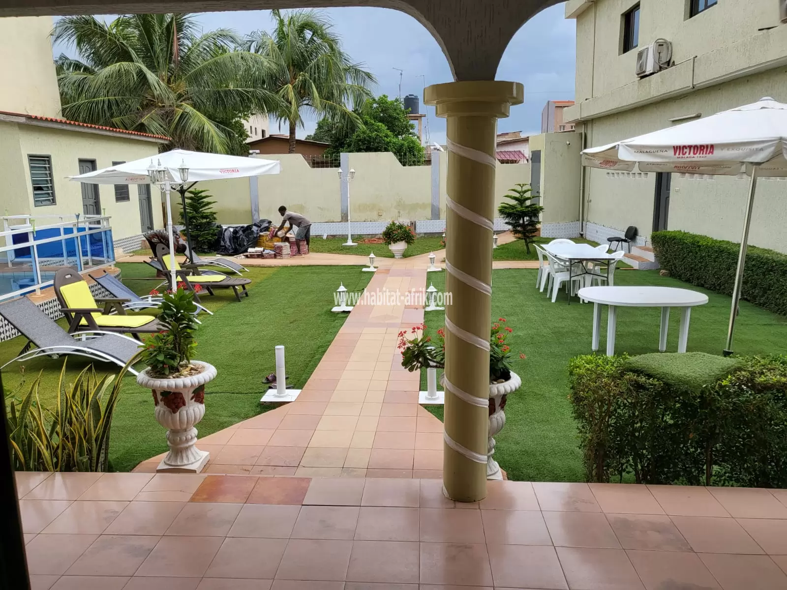 Très belle villa meublée avec piscine sur 1,5 lots et voiture PRADO à vendre à Kégué(Lomé-Togo)