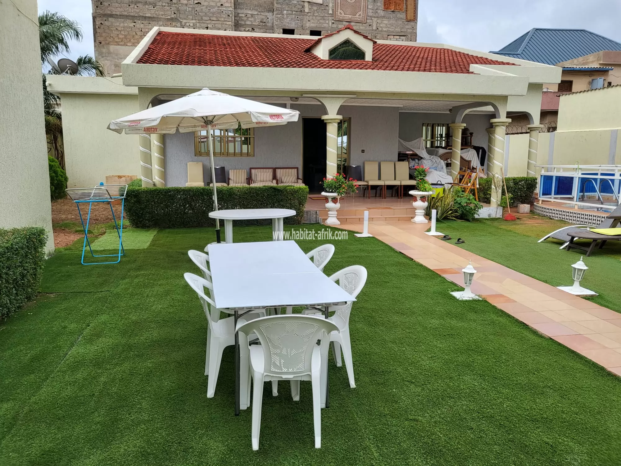 Très belle villa meublée avec piscine sur 1,5 lots et voiture PRADO à vendre à Kégué(Lomé-Togo)